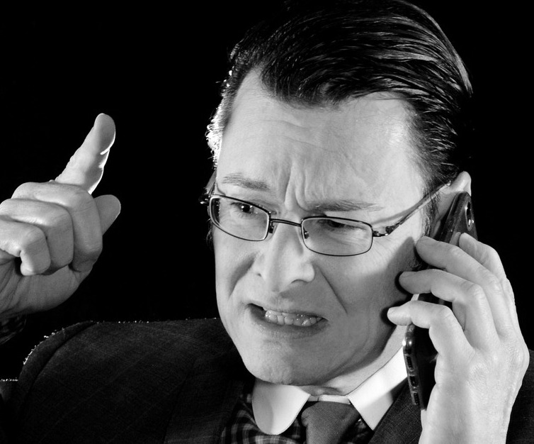 Verärgerter Anrufer: Ein Mangel an Natürlichsprachlichkeit führt zu unzufriedenen Kunden